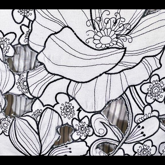 ▪️NANETTE LEPORE▪️Mod Floral Embroidered Laser Cut Pocket Skirt - Picture 7 of 11